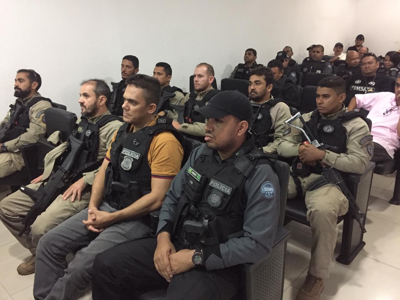 Policiais que participaram da Operação Presença