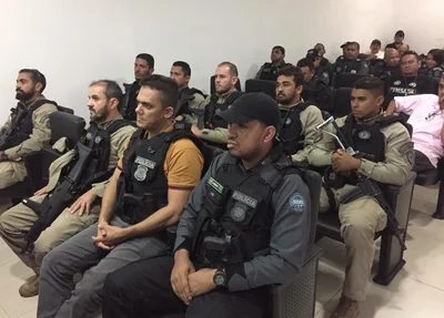 Policiais que participaram da Operação Presença