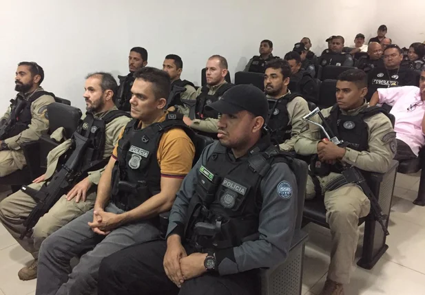 Policiais que participaram da Operação Presença