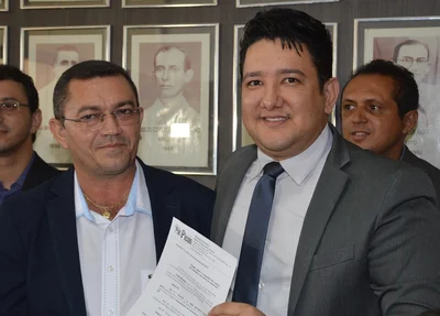 José Neto recebendo a portaria de Coordenador de Comunicação em janeiro de 2017