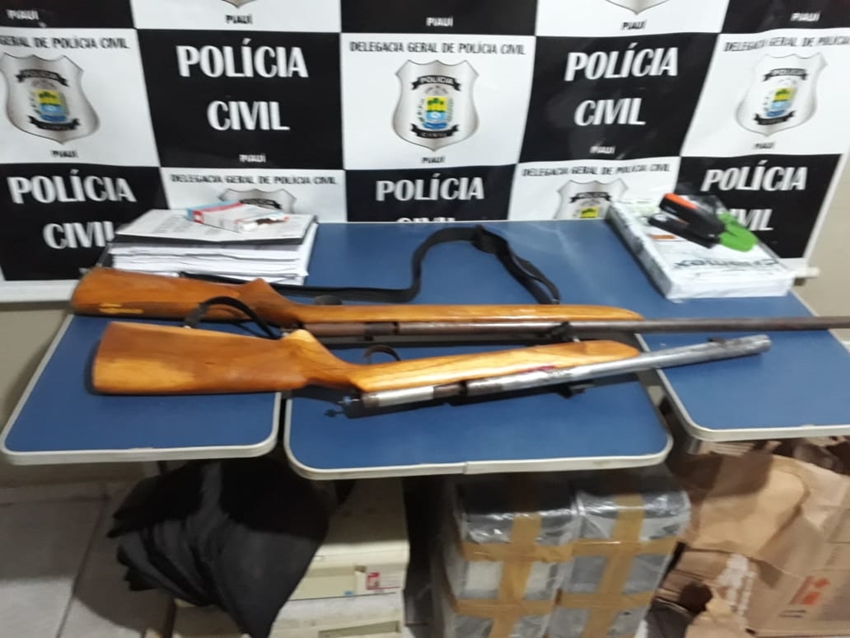 Os dois irmãos foram presos por posse ilegal de arma de fogo