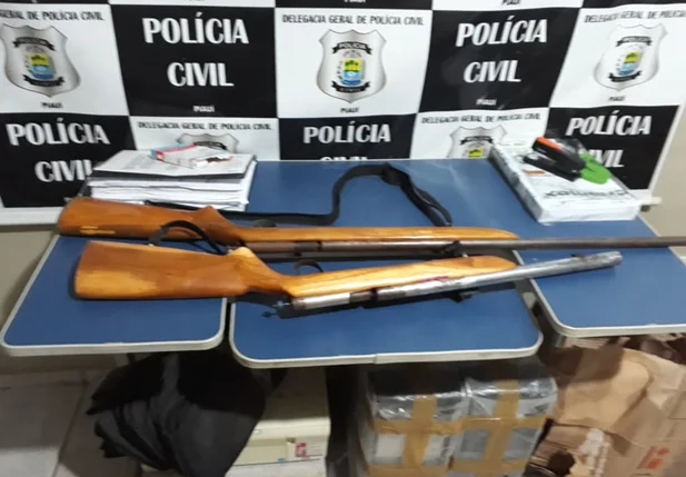 Os dois irmãos foram presos por posse ilegal de arma de fogo