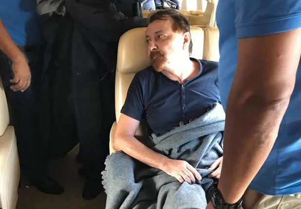 Cesare Battisti embarca para Itália