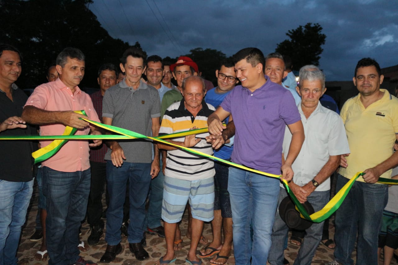 Prefeito Rubens Vieira entrega obras de pavimentação em Angico Branco