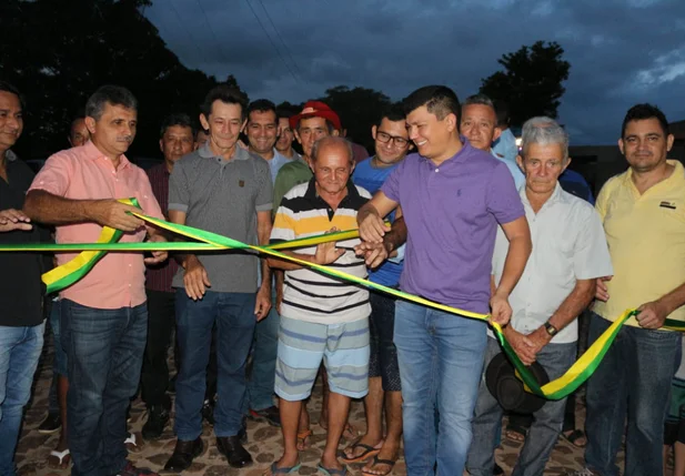 Prefeito Rubens Vieira entrega obras de pavimentação em Angico Branco