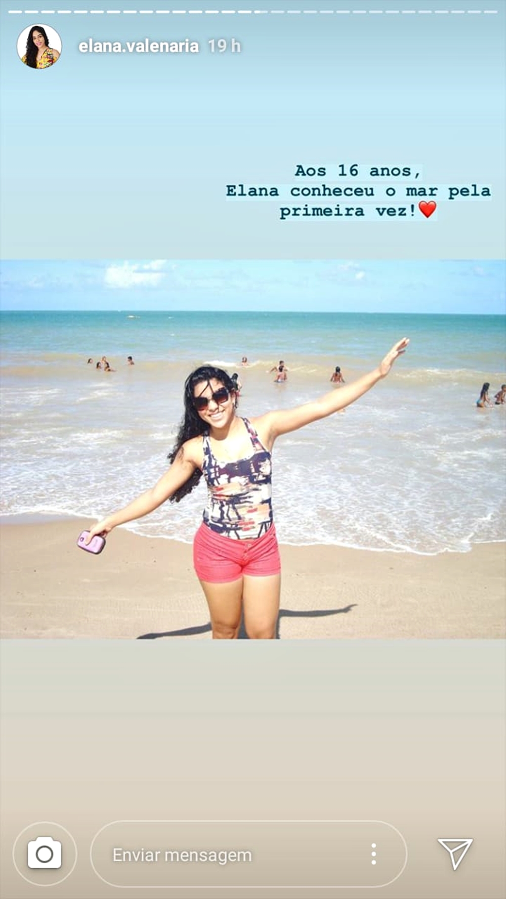 Registro de Elana Valenária em seu único passeio à praia aos 16 anos.