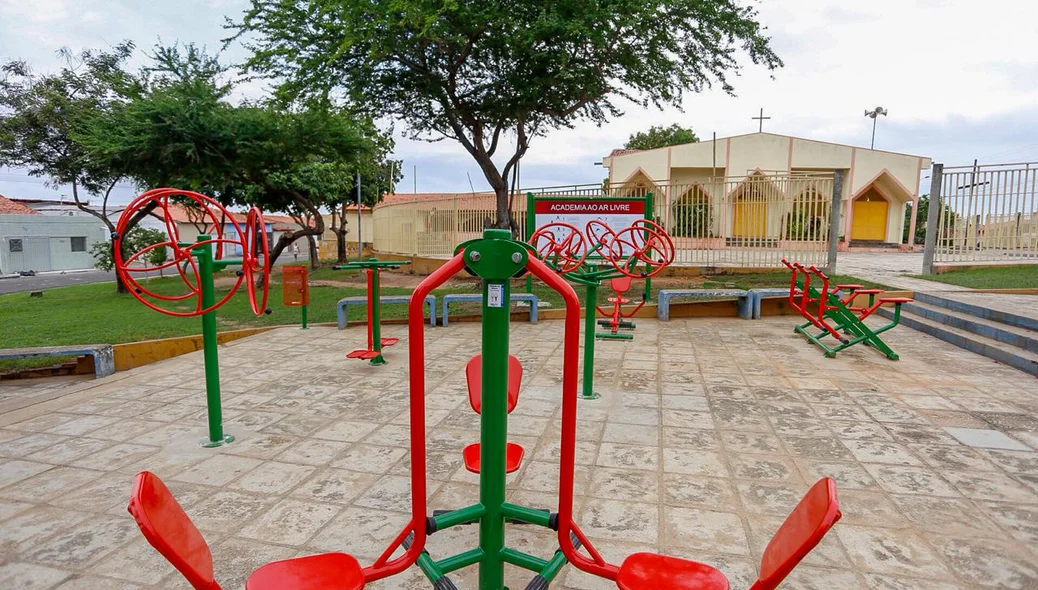 Academia ao ar livre é inaugurada na zona sul de Teresina