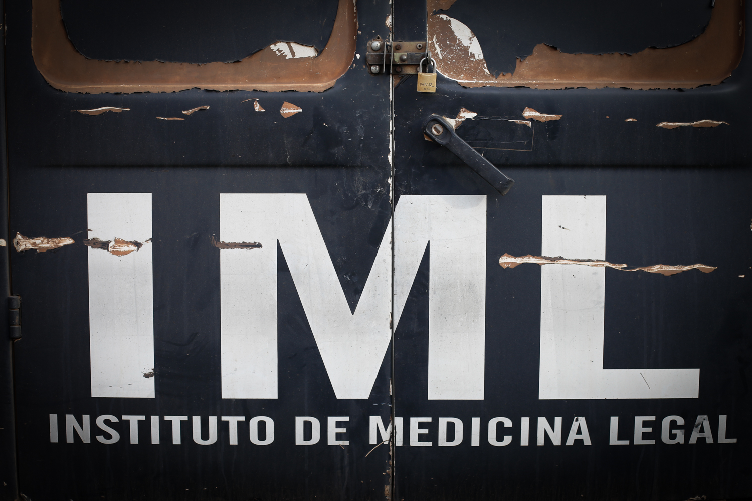 IML esteve no local 