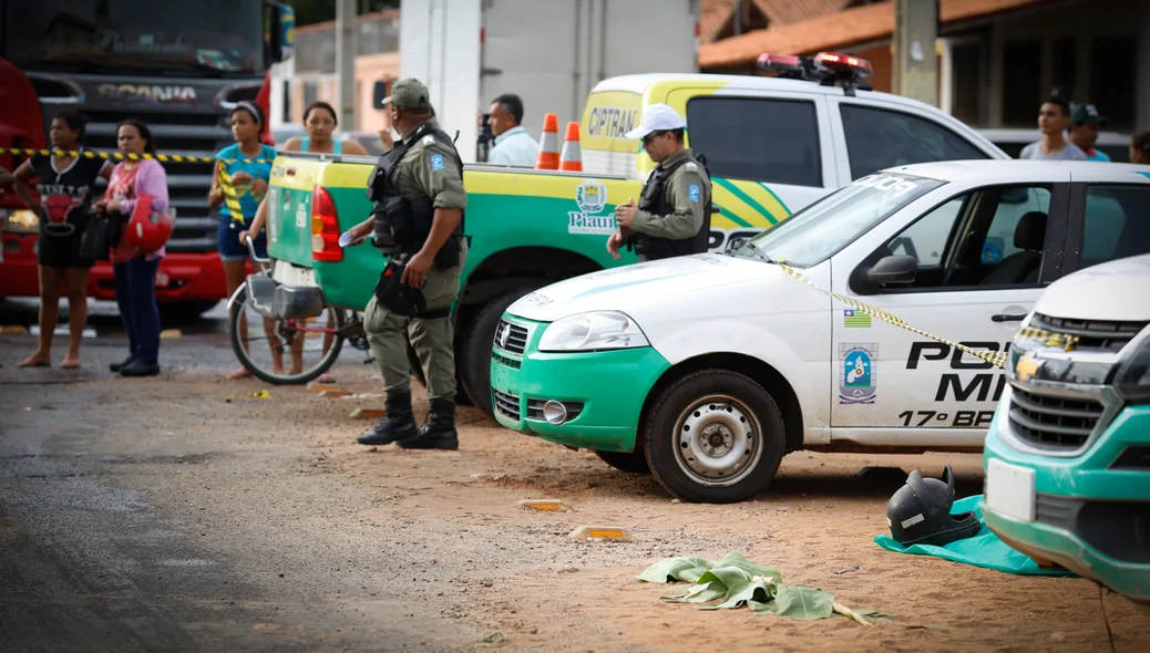 Polícia Militar fazendo os procedimentos legais 