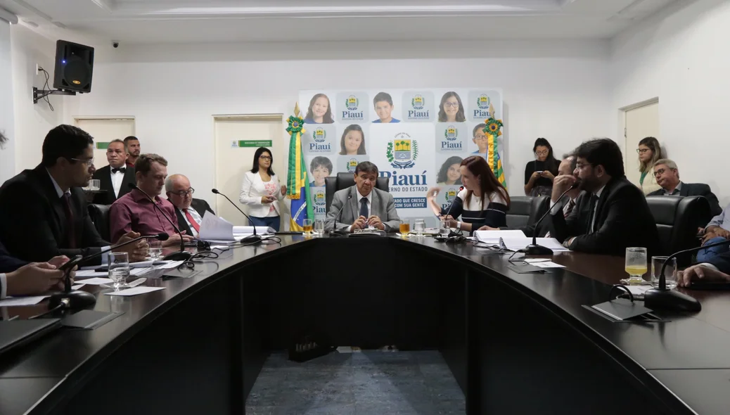 Reunião ocorreu na manhã desta segunda-feira 