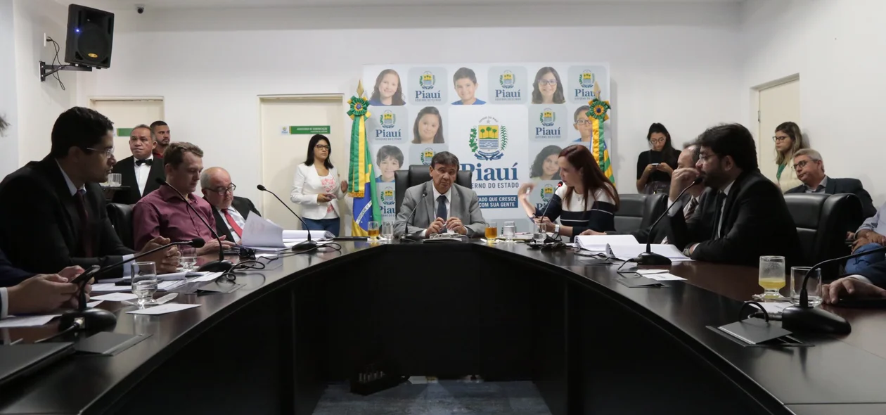 Reunião ocorreu na manhã desta segunda-feira 