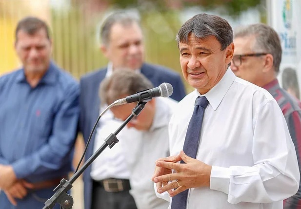 Wellington Dias em solenidade de inauguração de academia ao ar livre em Teresina