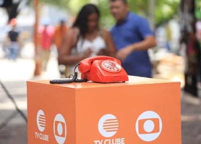 Big Fone interage o público no centro de Teresina