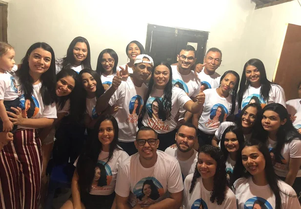 Familiares de Elana Valenária reunidos em Nazaré do Piauí