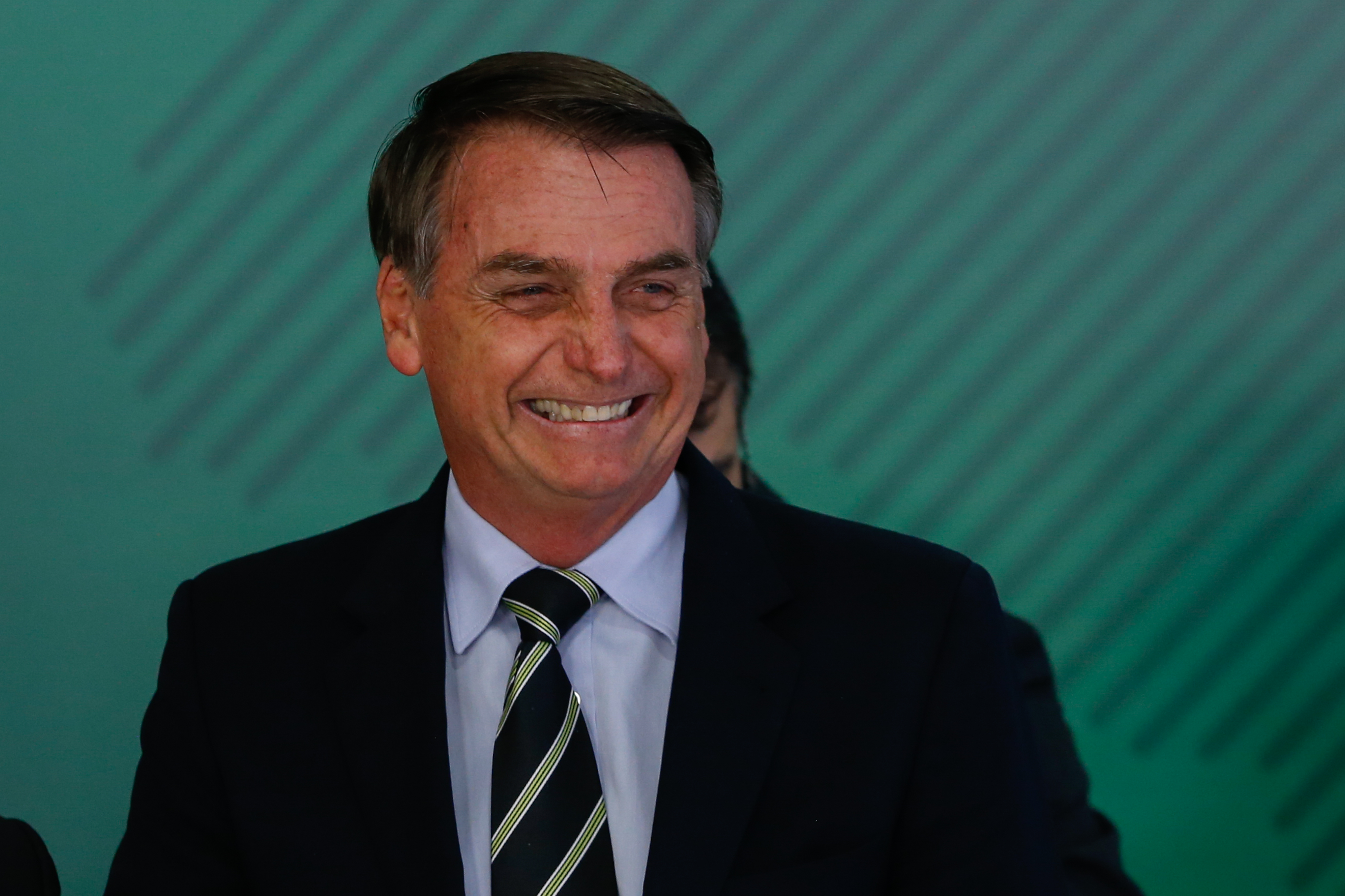 Jair Bolsonaro assina decreto que flexibiliza posse de armas