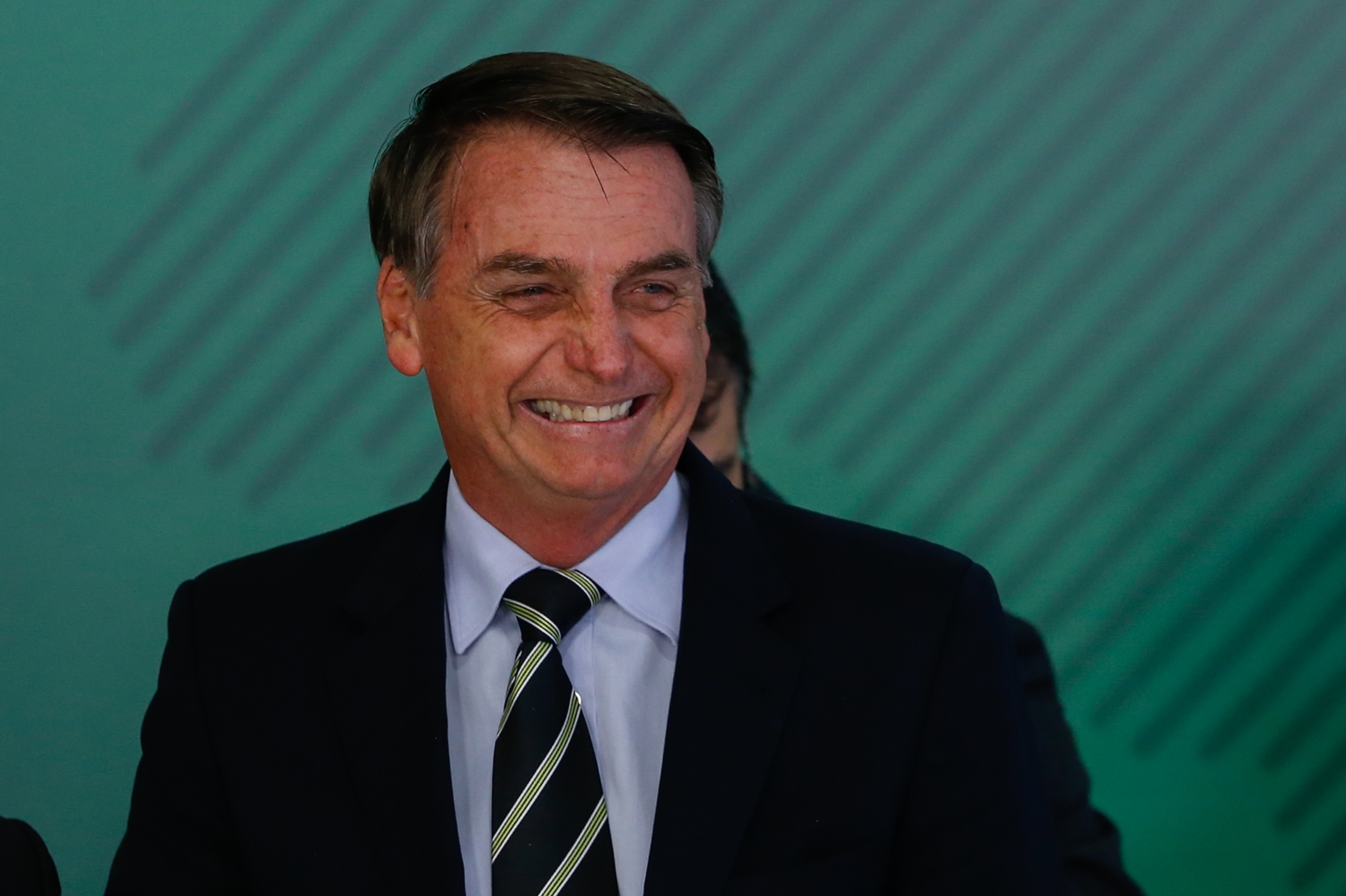 Jair Bolsonaro assina decreto que flexibiliza posse de armas