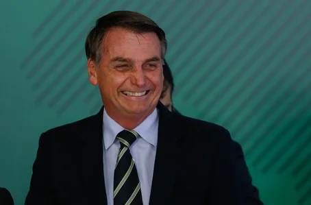 Jair Bolsonaro assina decreto que flexibiliza posse de armas