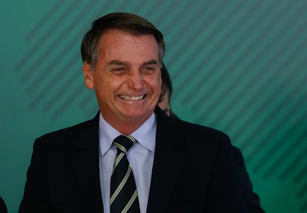 Jair Bolsonaro assina decreto que flexibiliza posse de armas