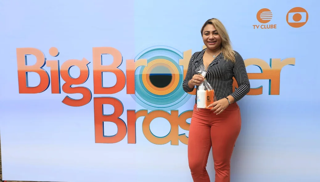 Vanessa Samambaia conseguiu atender o telefone em meio a multidão