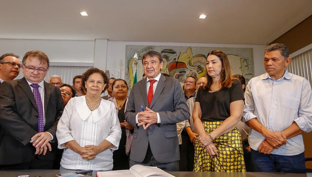 Autoridades presentes na passagem do cargo para Regina Sousa