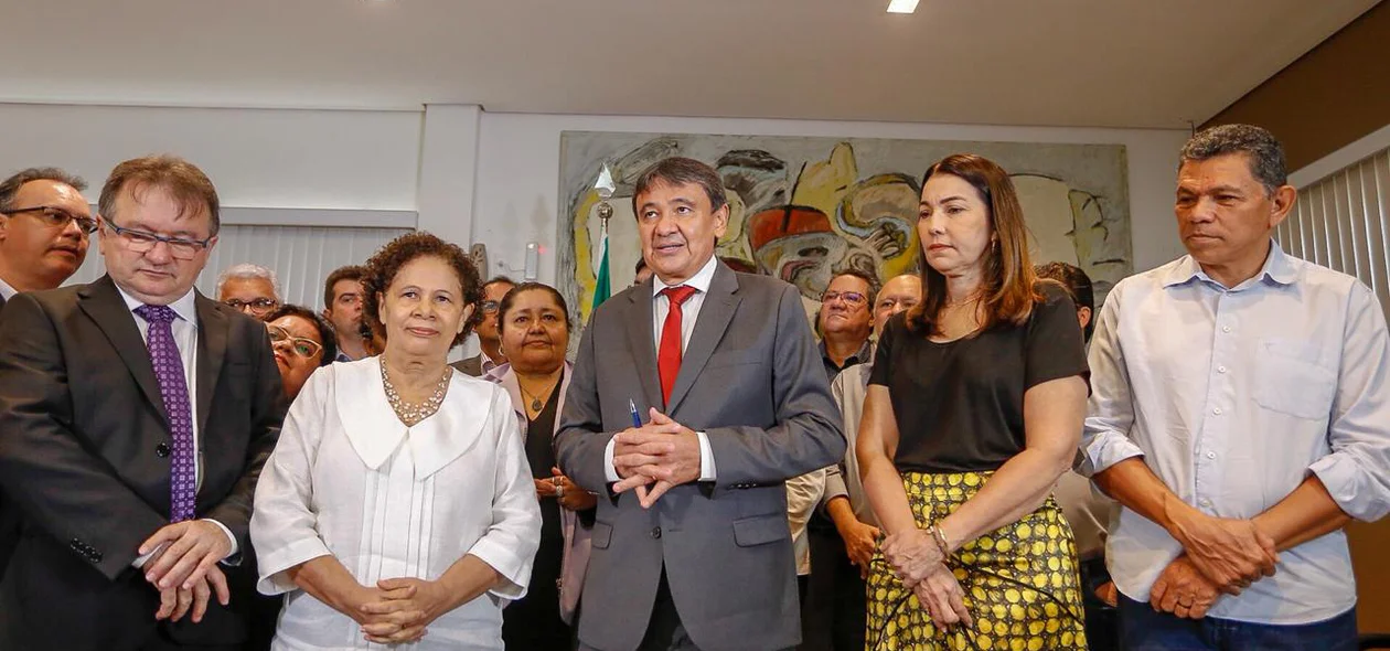 Autoridades presentes na passagem do cargo para Regina Sousa