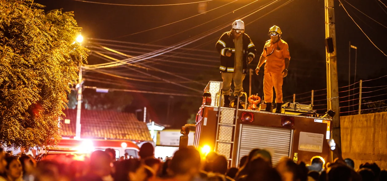 Bombeios retiraram o corpo que ficou preso no poste