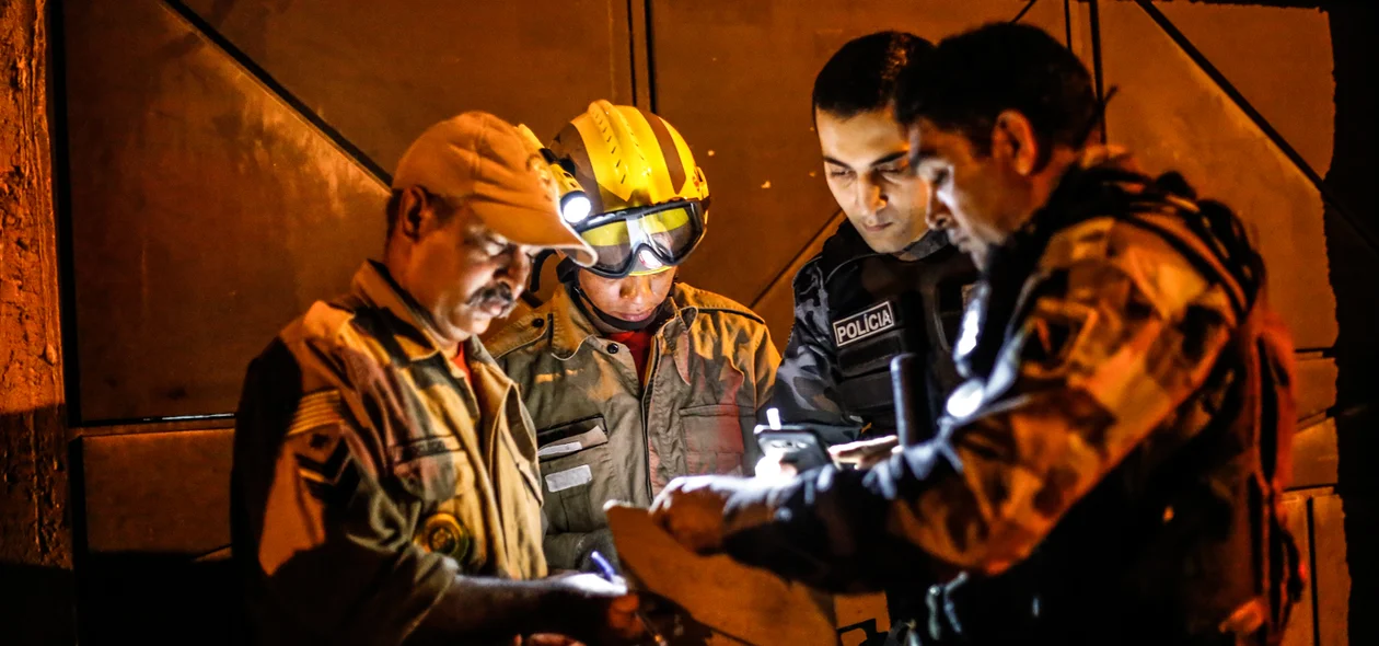 Bombeiros e policiais militares