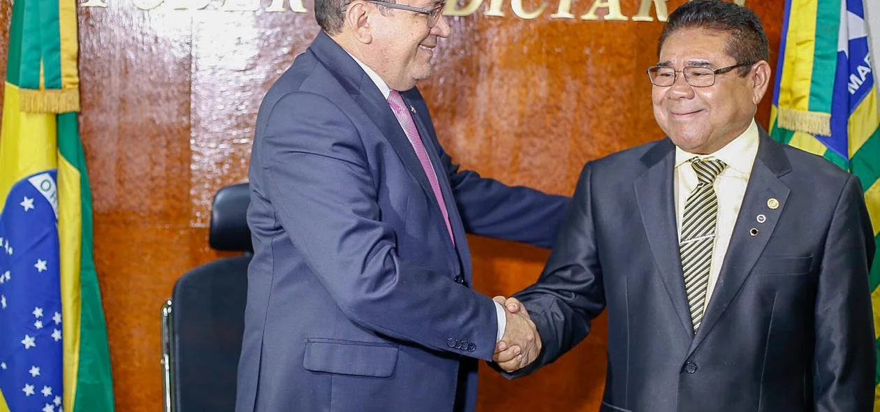 Desembargador Sebastião Ribeiro Martins cumprimenta desembargador José James