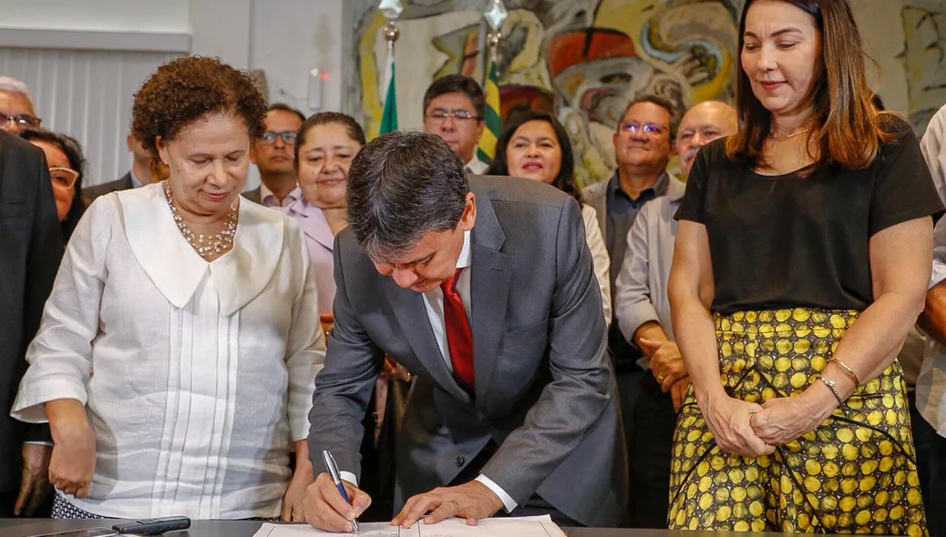 Governador assina passagem do cargo
