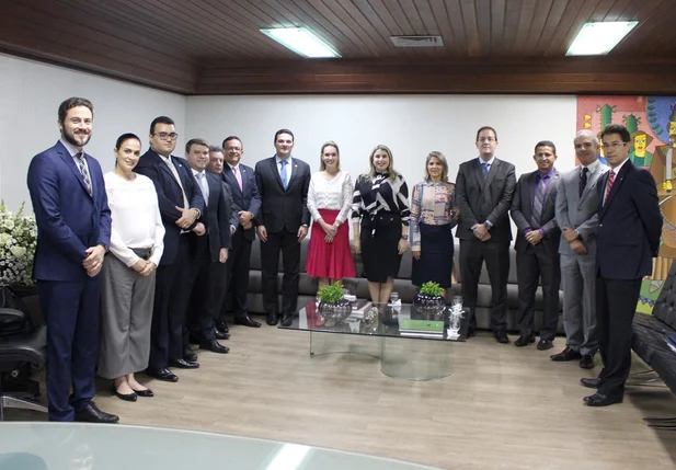 Nova diretoria da OAB Piauí visita presidente do TJ Sebastião Ribeiro Martins