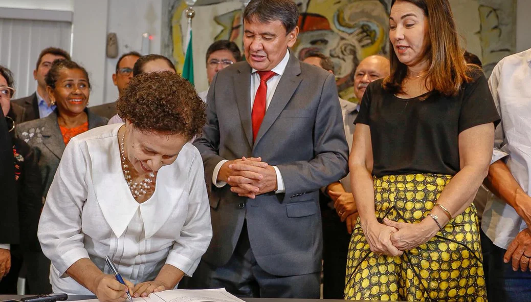 Regina assina recebimento do cargo
