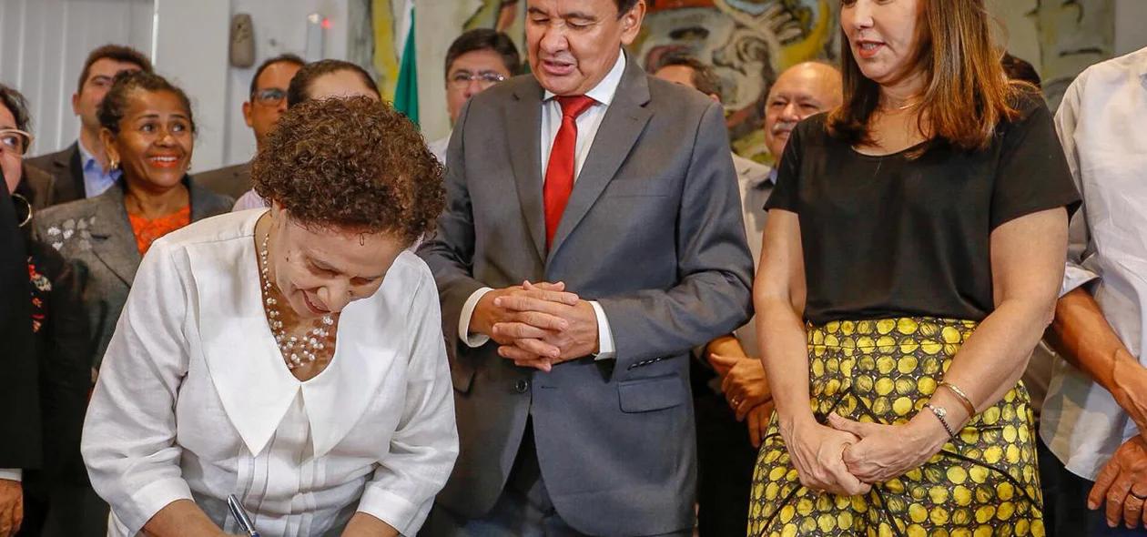 Regina assina recebimento do cargo
