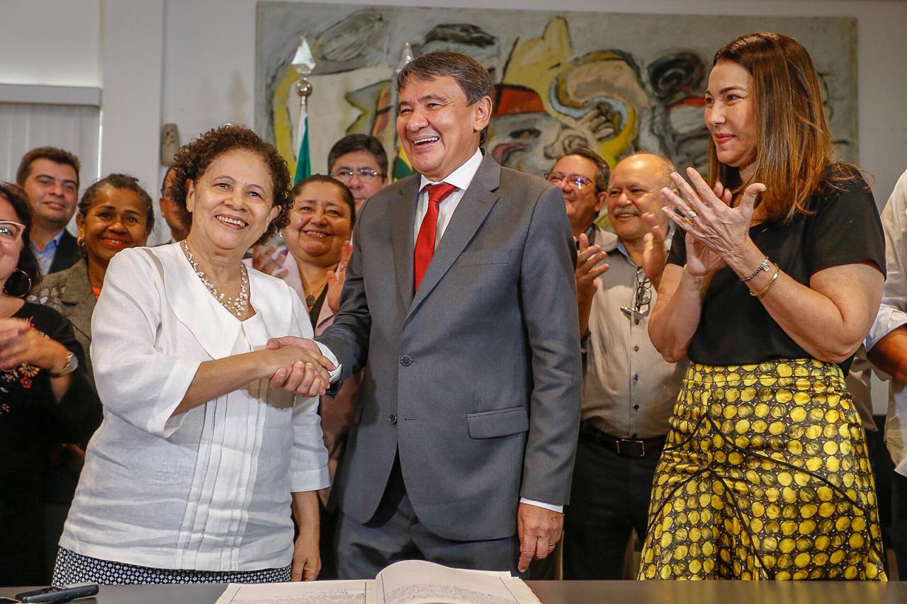 Regina Sousa e Wellington Dias em evento de transmissão de cargo