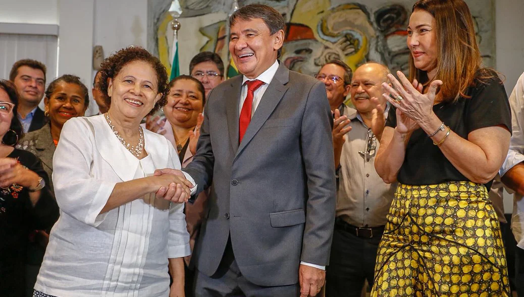 Regina Sousa e Wellington Dias em evento de transmissão de cargo
