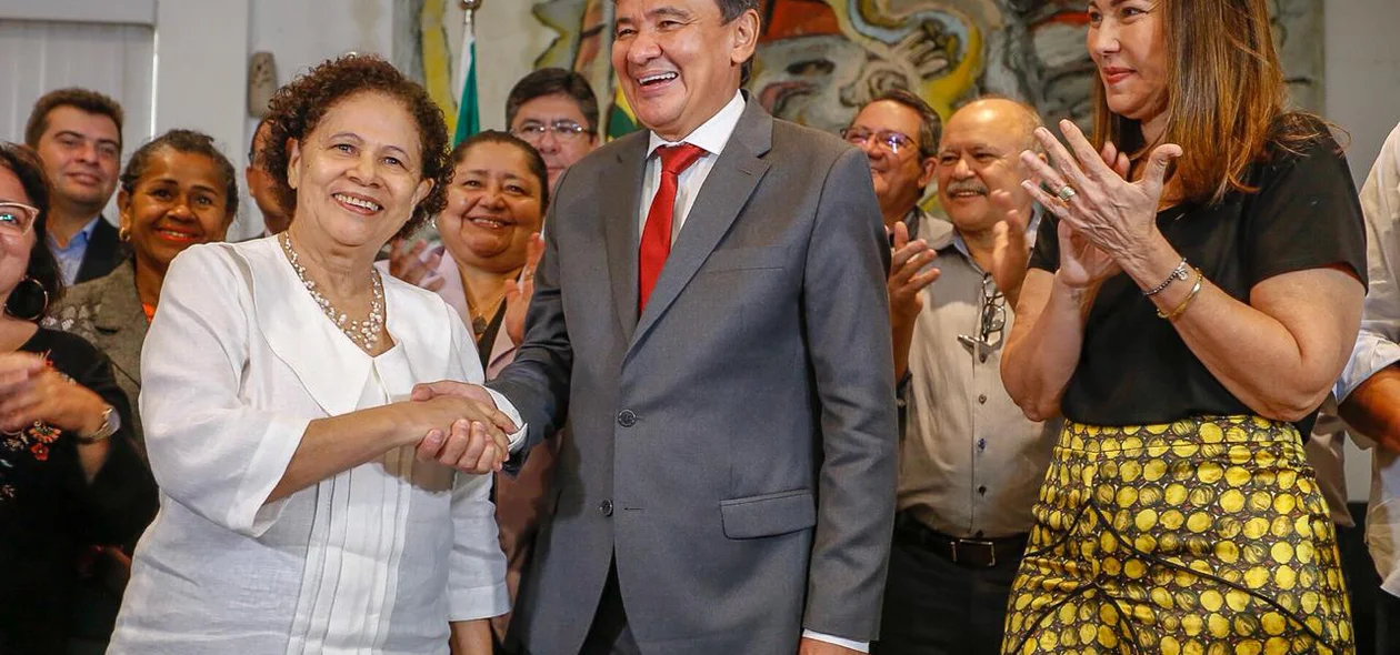 Regina Sousa e Wellington Dias em evento de transmissão de cargo