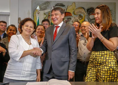 Regina Sousa e Wellington Dias em evento de transmissão de cargo