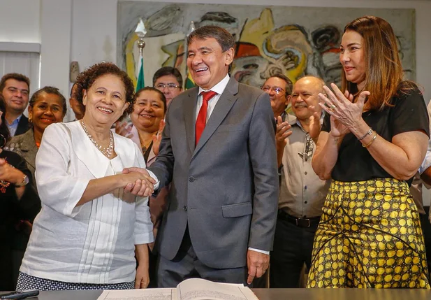 Regina Sousa e Wellington Dias em evento de transmissão de cargo