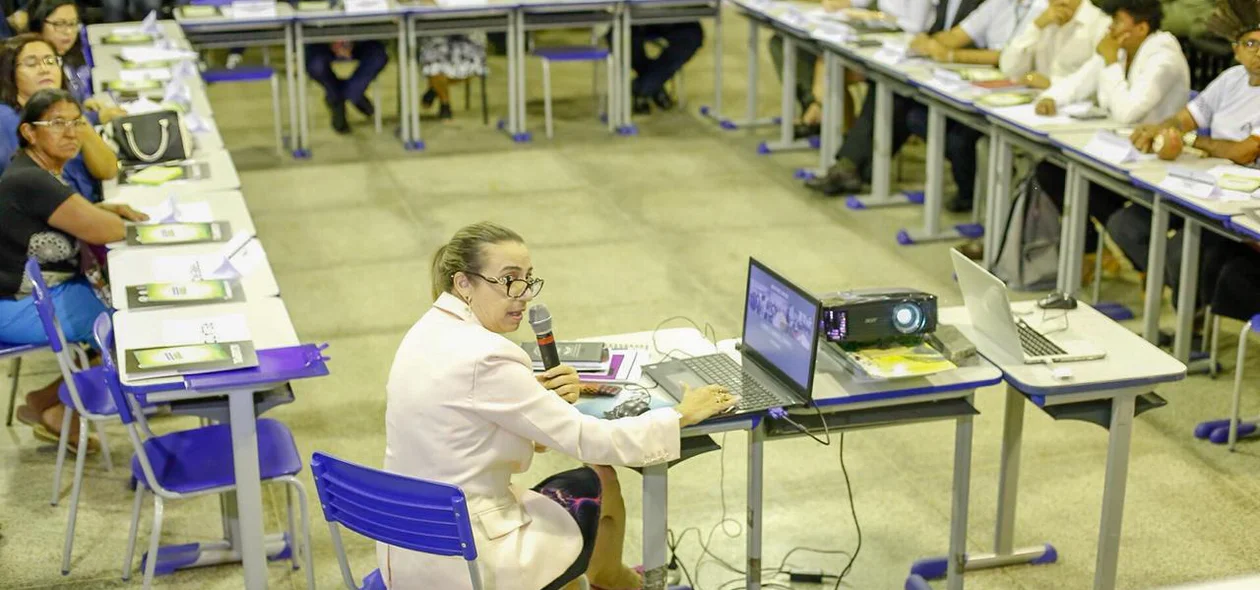 Delegada Eugênia Villa palestra durante reunião Ordinária do Conselho Estadual de Segurança Pública