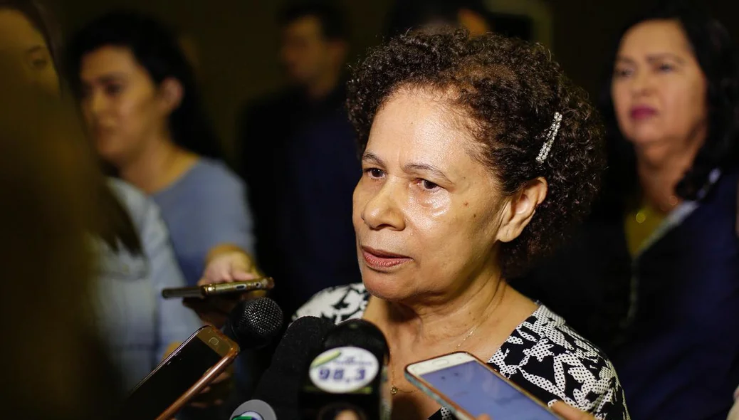 Governadora em exercício Regina Sousa