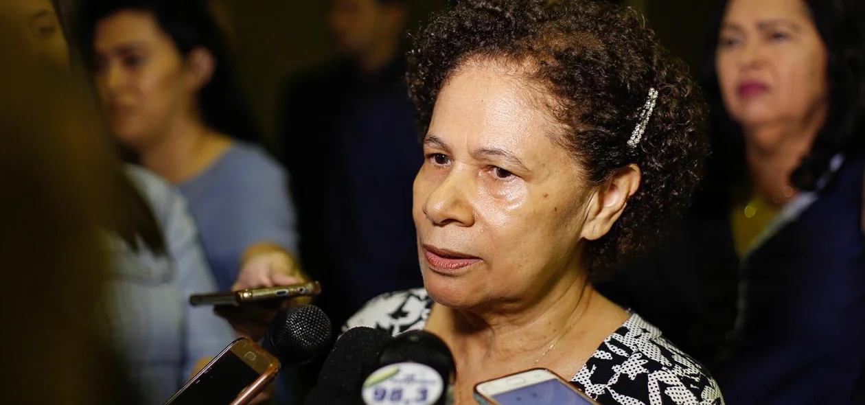 Governadora em exercício Regina Sousa