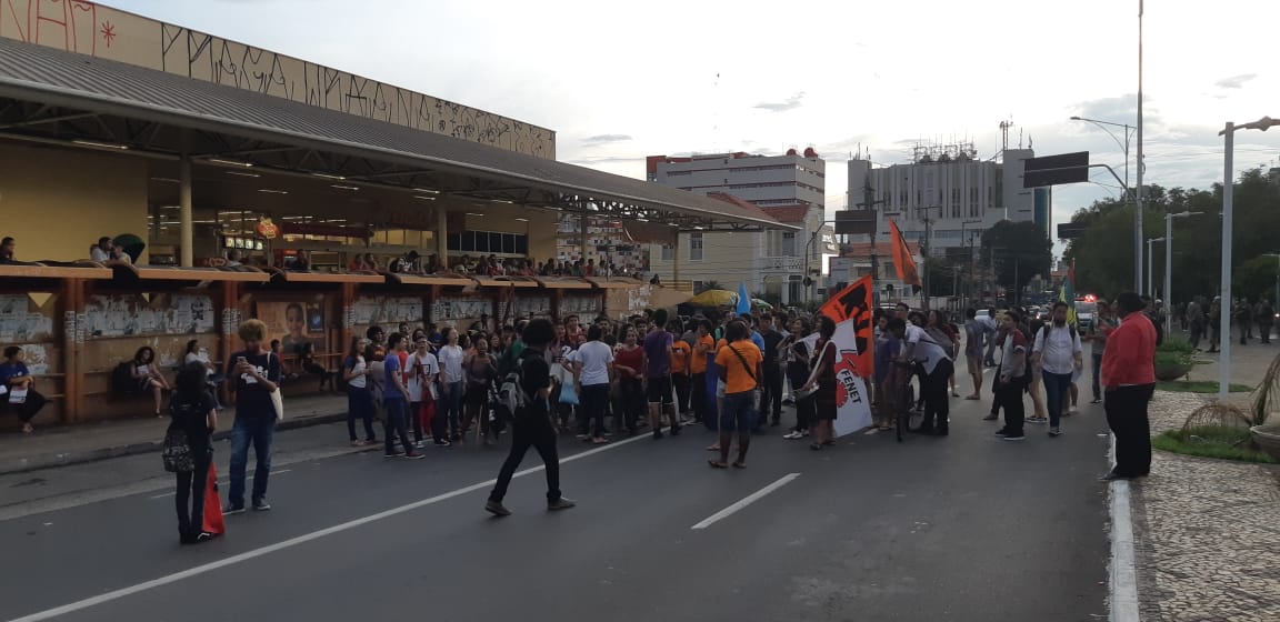 Manifestação realizada em frente ao supermercado Bom Preço, na Avenida Frei Serafim