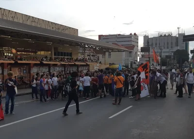 Manifestação realizada em frente ao supermercado Bom Preço, na Avenida Frei Serafim