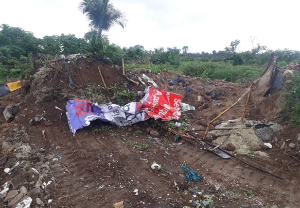 Prefeito Mão Santa manda derrubar placa de outdoor 