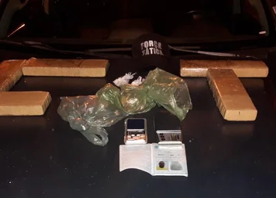 Foram apreendidos seis tabletes de maconha, duas balanças de precisão e dinheiro trocado.