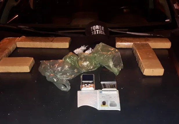 Foram apreendidos seis tabletes de maconha, duas balanças de precisão e dinheiro trocado.