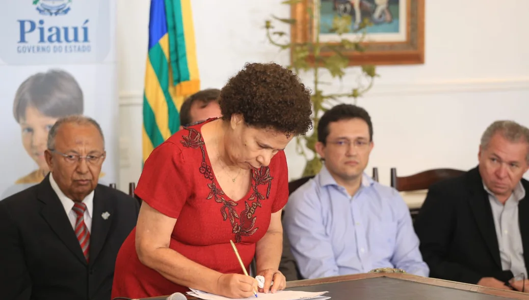 Regina Sousa empossa 42 médicos 