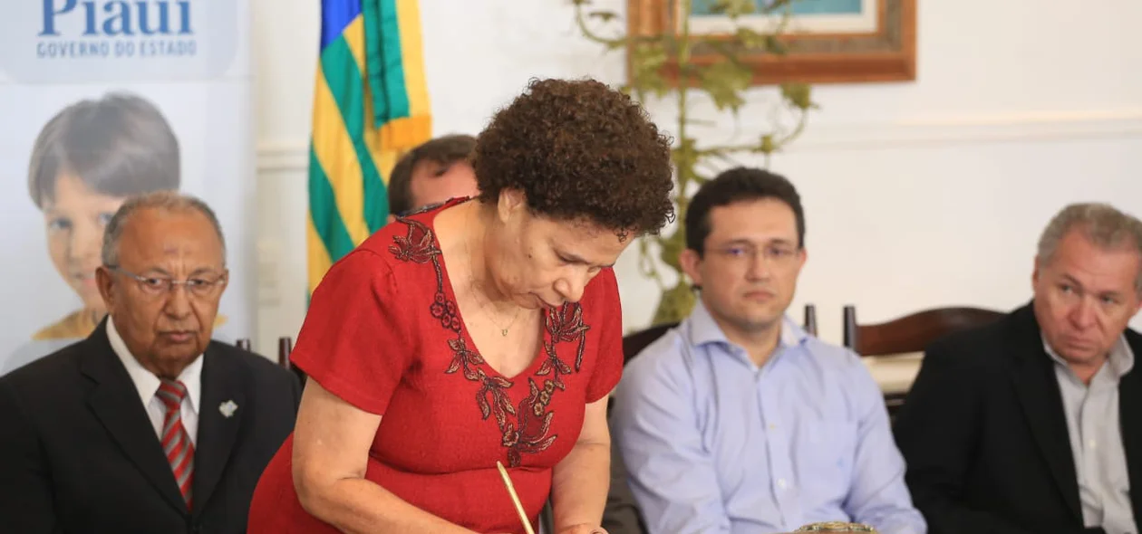 Regina Sousa empossa 42 médicos 