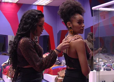 Elana elogia seios de Gabriela