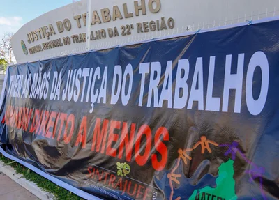 Faixas estampadas na frente do prédio do TRT na Avenida João XXIII