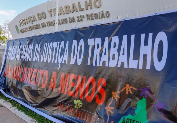 Faixas estampadas na frente do prédio do TRT na Avenida João XXIII